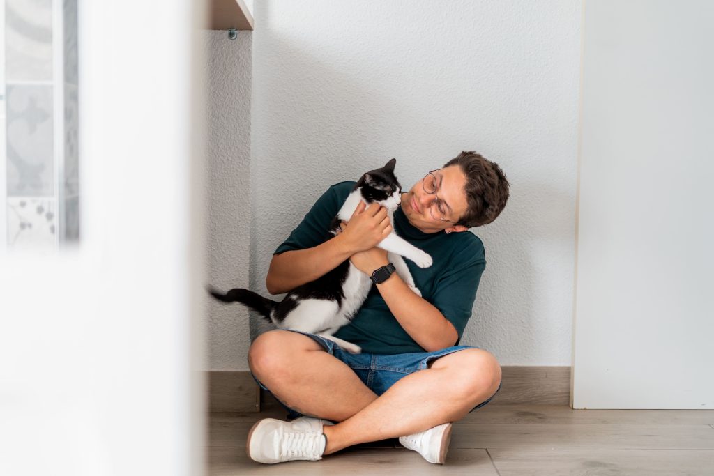 Tutor com gato no colo