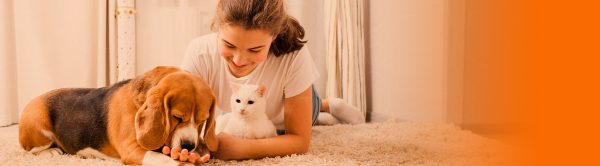 Tutora com cão e gato em casa