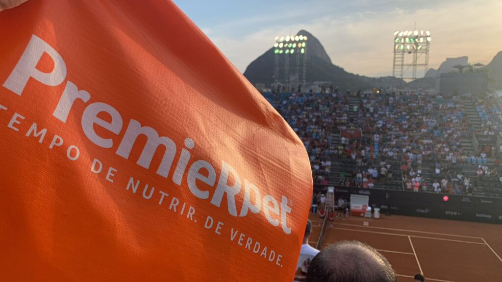 Bandeira da PremieRpet em uma partida de tênis do Rio Open
