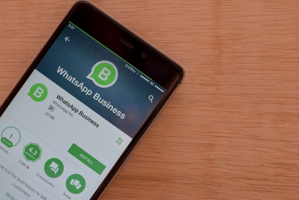 Celular ligado mostrando o app Whatsapp Business