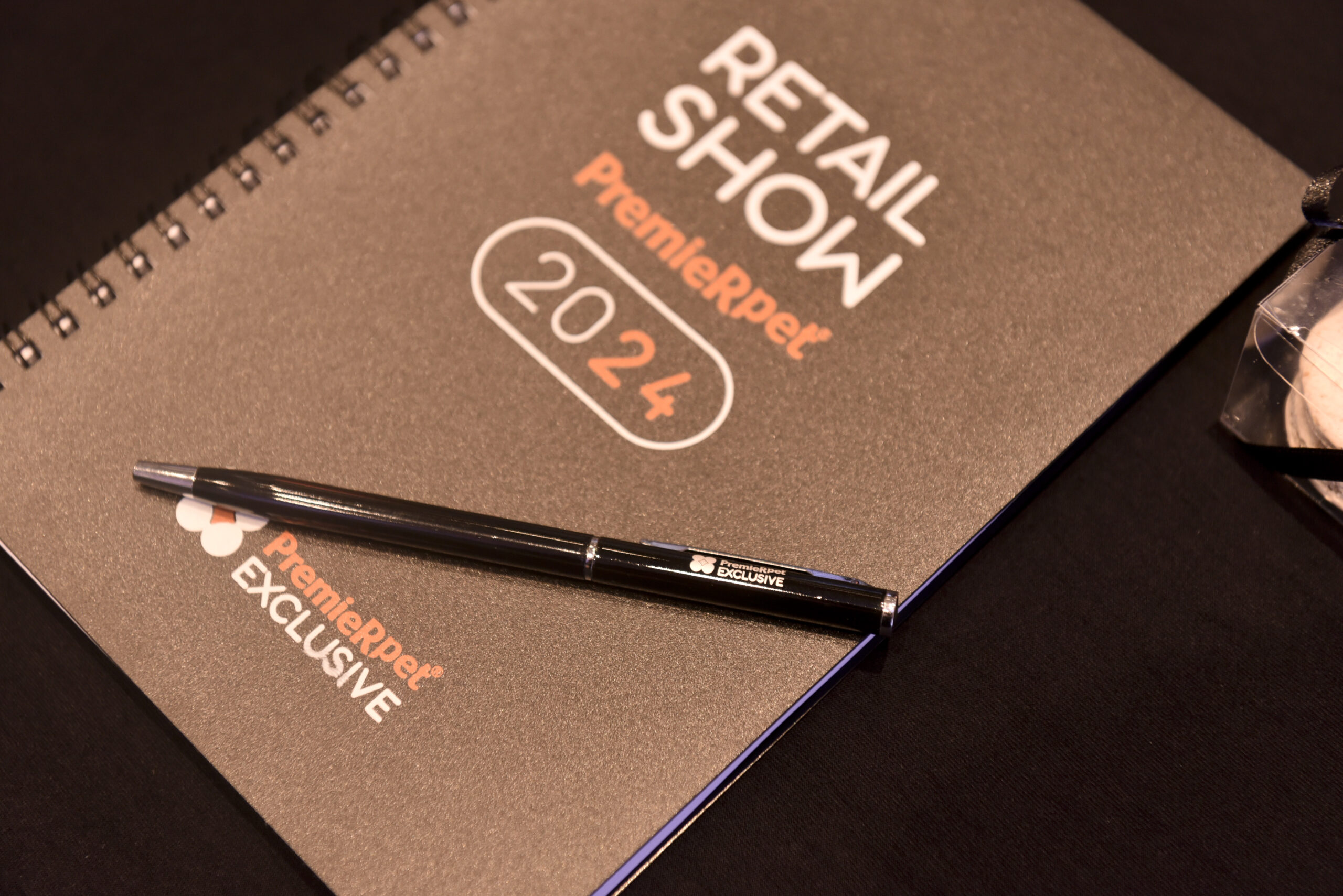 Caderno do Retail Show com uma caneta em cima