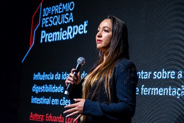Eduarda falando durante a premiação