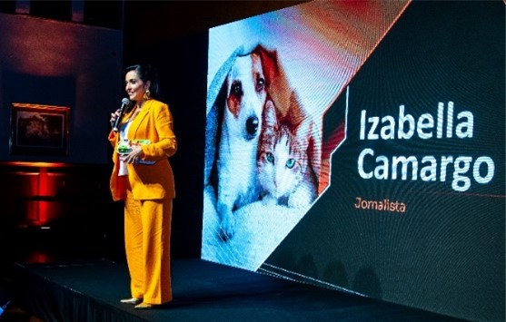 Izabella falando durante a premiação