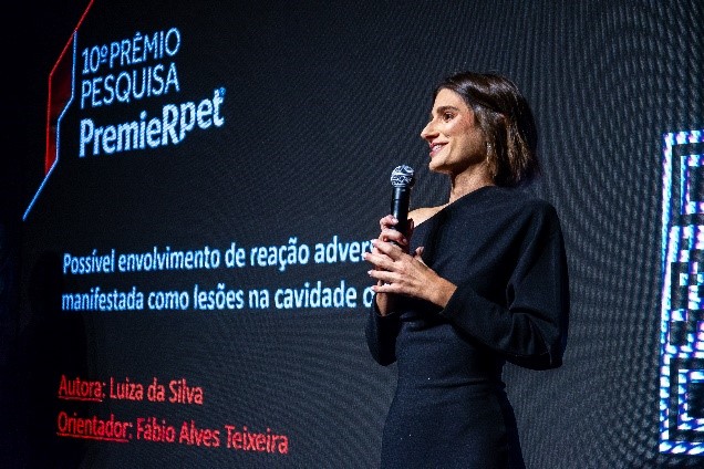 Luiza falando durante a premiação