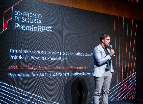 Thiago falando durante a premiação