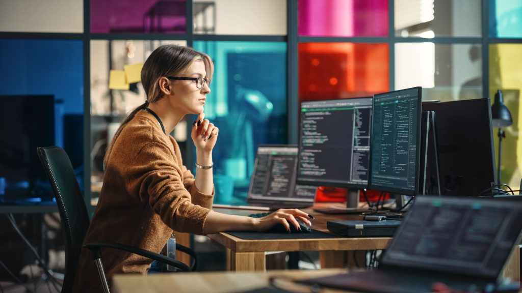 Mulher sentada na cadeira e mexendo no computador