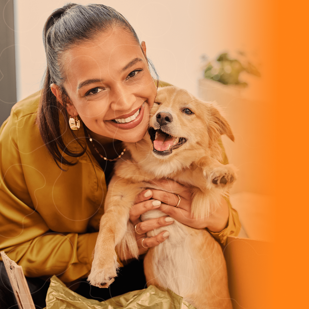 Mulher abraçando cão