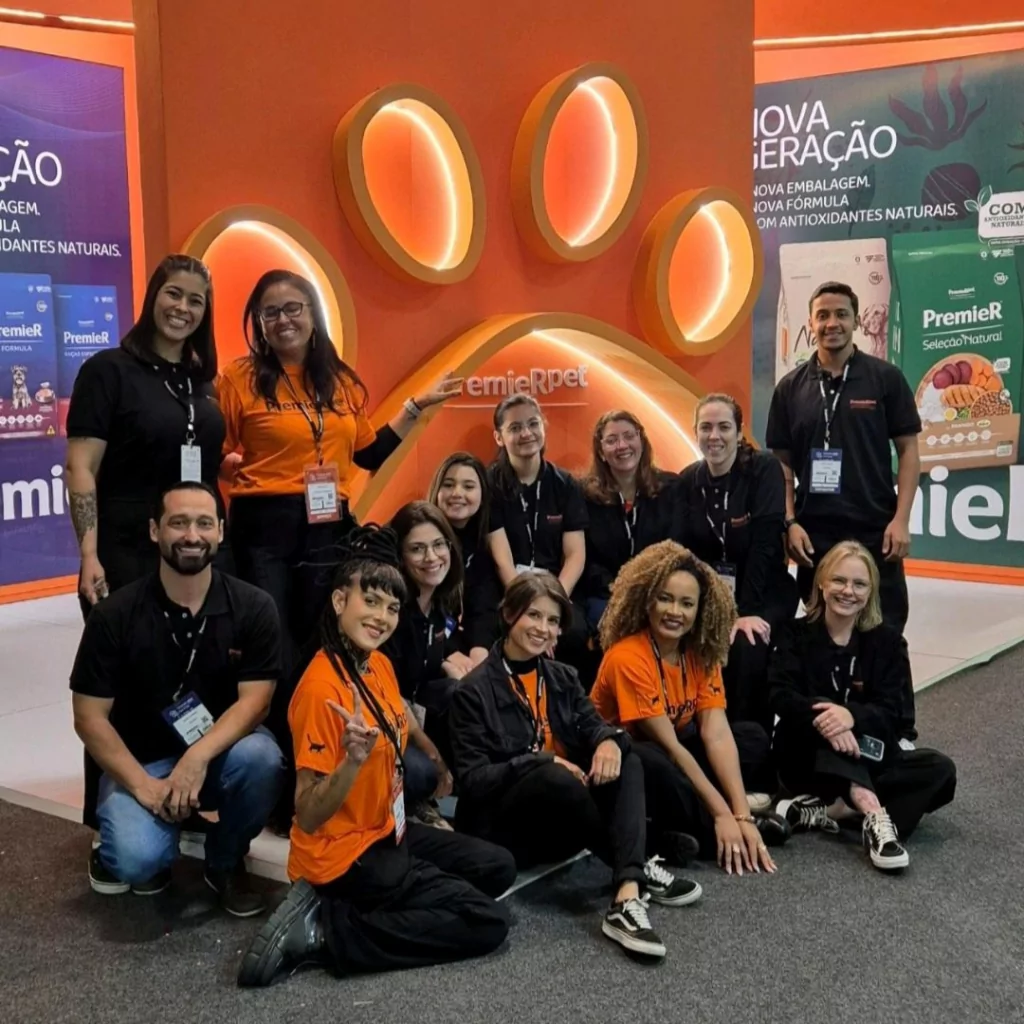 Time PremieRpet em frente ao stand na FENAGRA