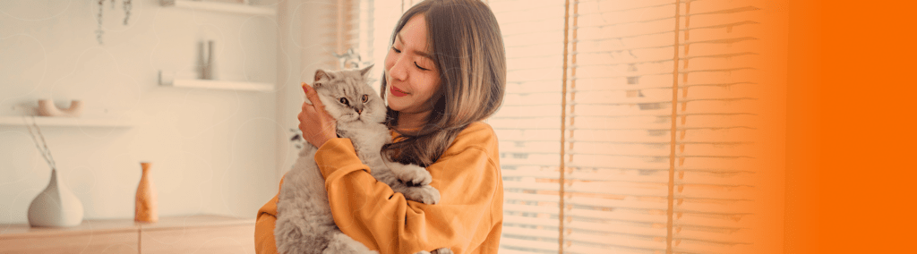 Tutora segurando gato