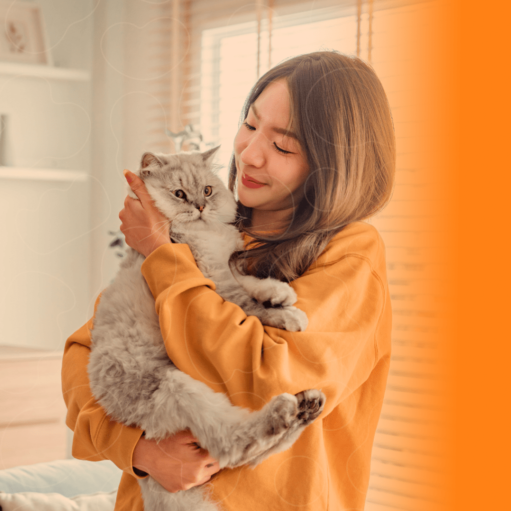 Tutora segurando gato