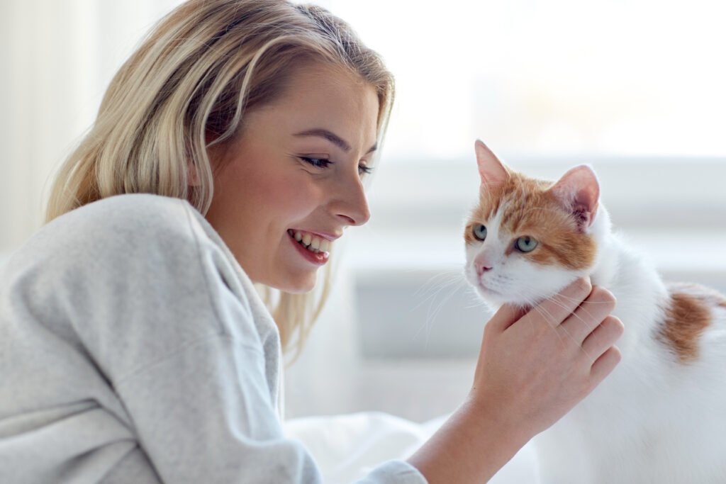 Tutora fazendo carinho em gato