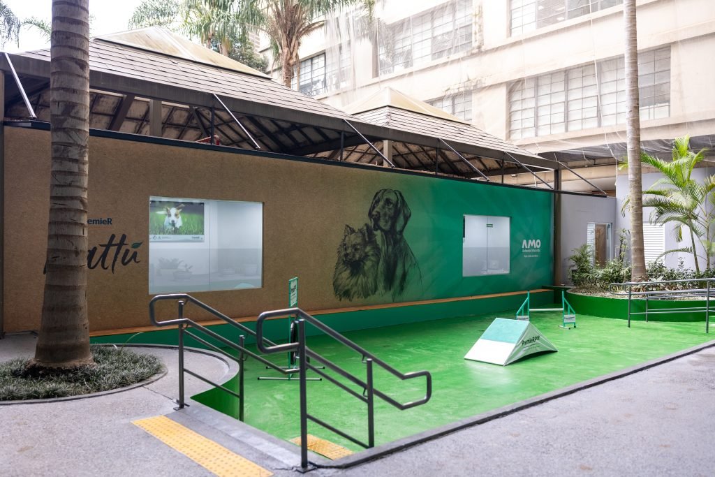 Área externa pet friendly PremieRpet na Universidade Anhembi Morumbi
