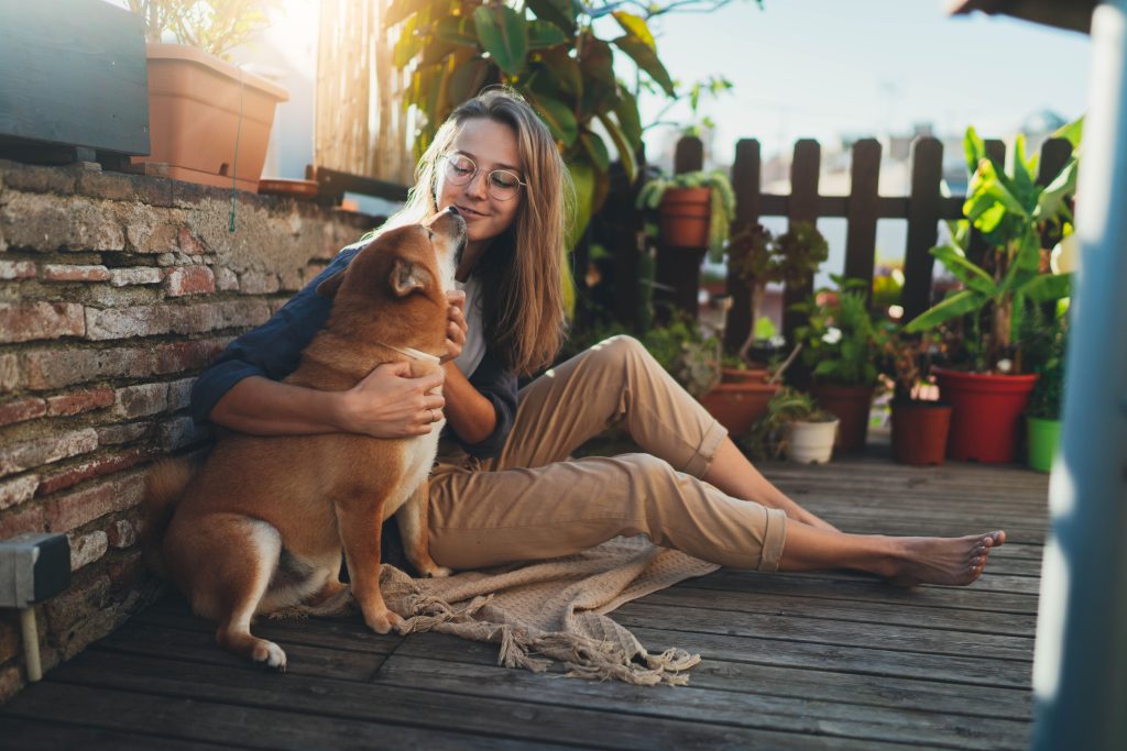 Mulher sentado ao lado do seu cão enquanto descansa