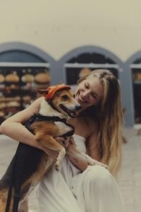 Cristiane abraçando CãoDula Cristiane
