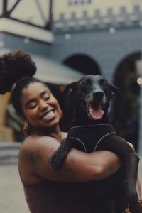 Mari Lobo abraçando CãoDula Rodolfo