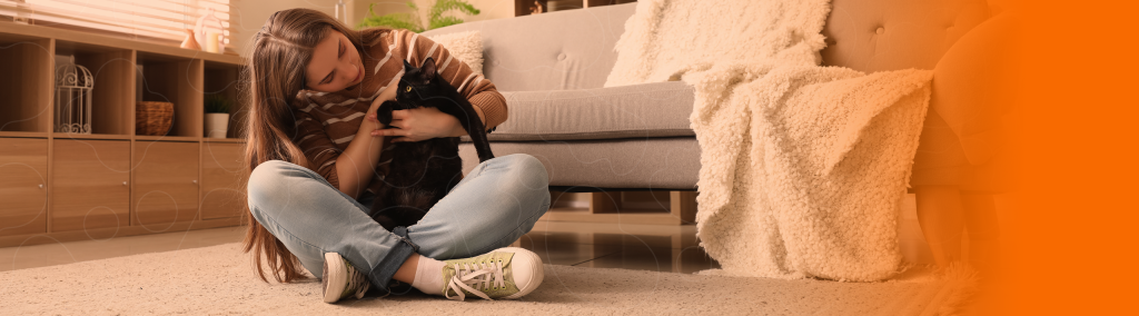 Mulher em casa fazendo carinho em gato preto