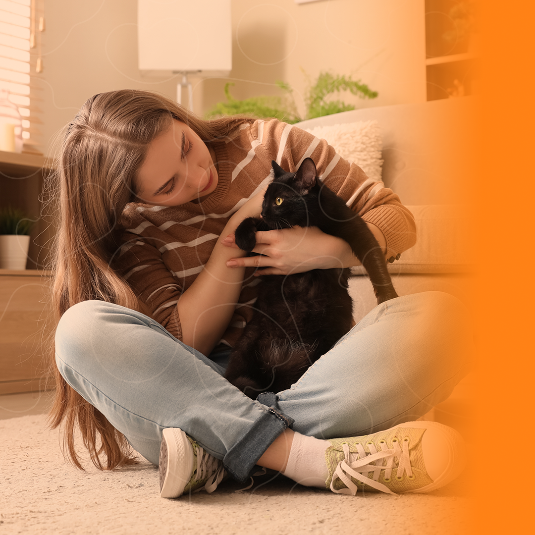 Mulher em casa fazendo carinho em gato preto