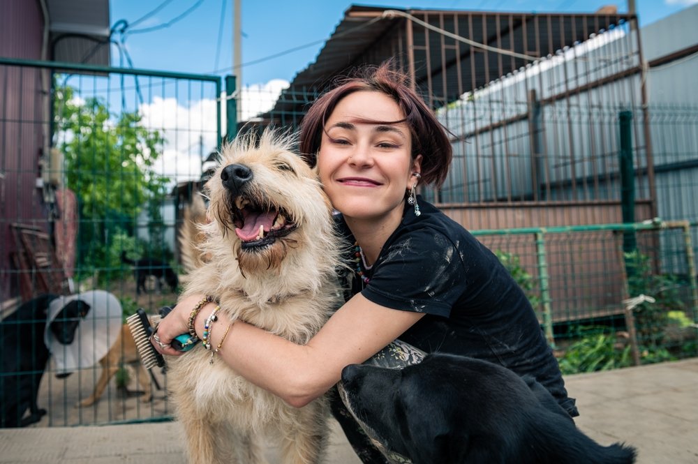 Mulher feliz abraçando cão