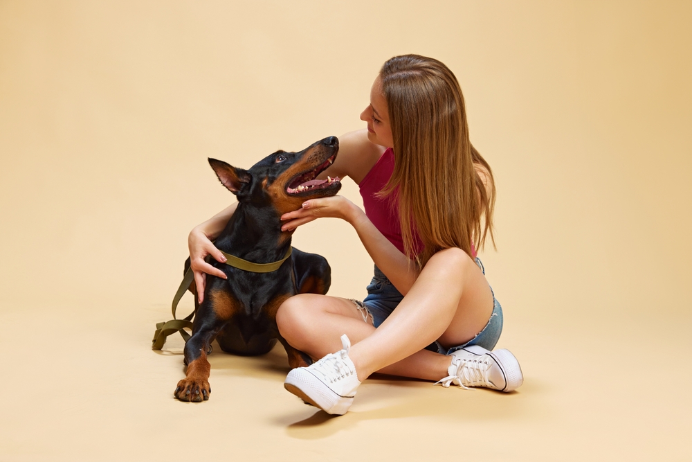 Mulher abraçando e olhando para cão