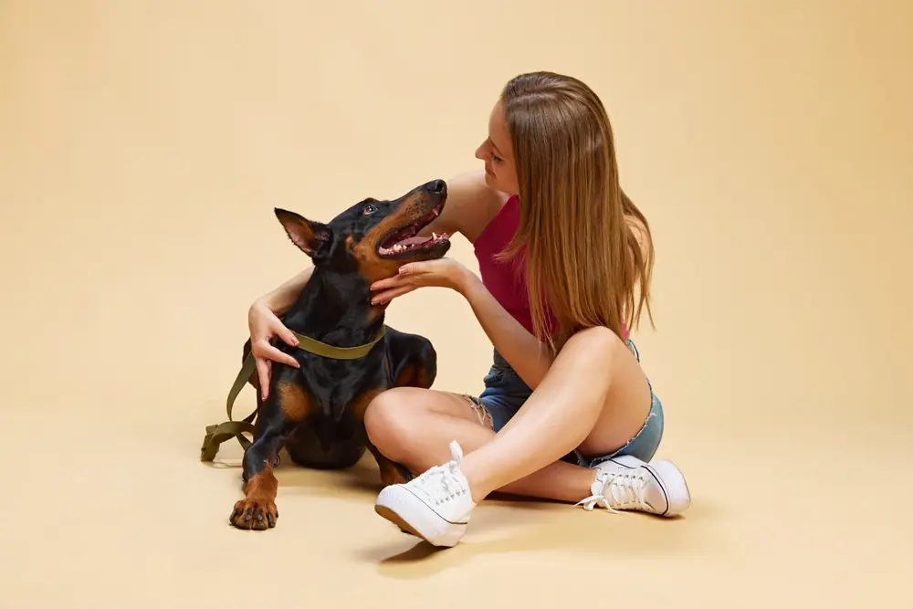 Mulher abraçando e olhando para cão