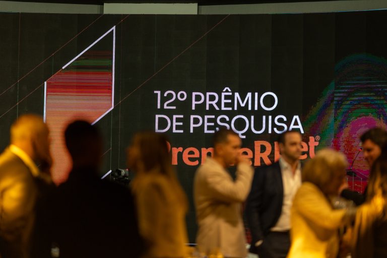Pessoas conversando no 12 Prêmio de Pesquisa