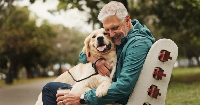 Tutor abraçando seu cachorro